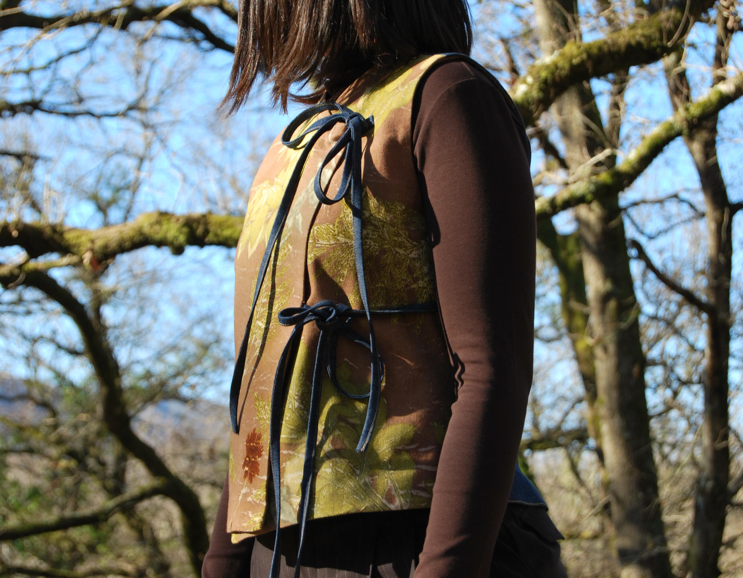 Bolso Gris Bolso gris con estampado floral.