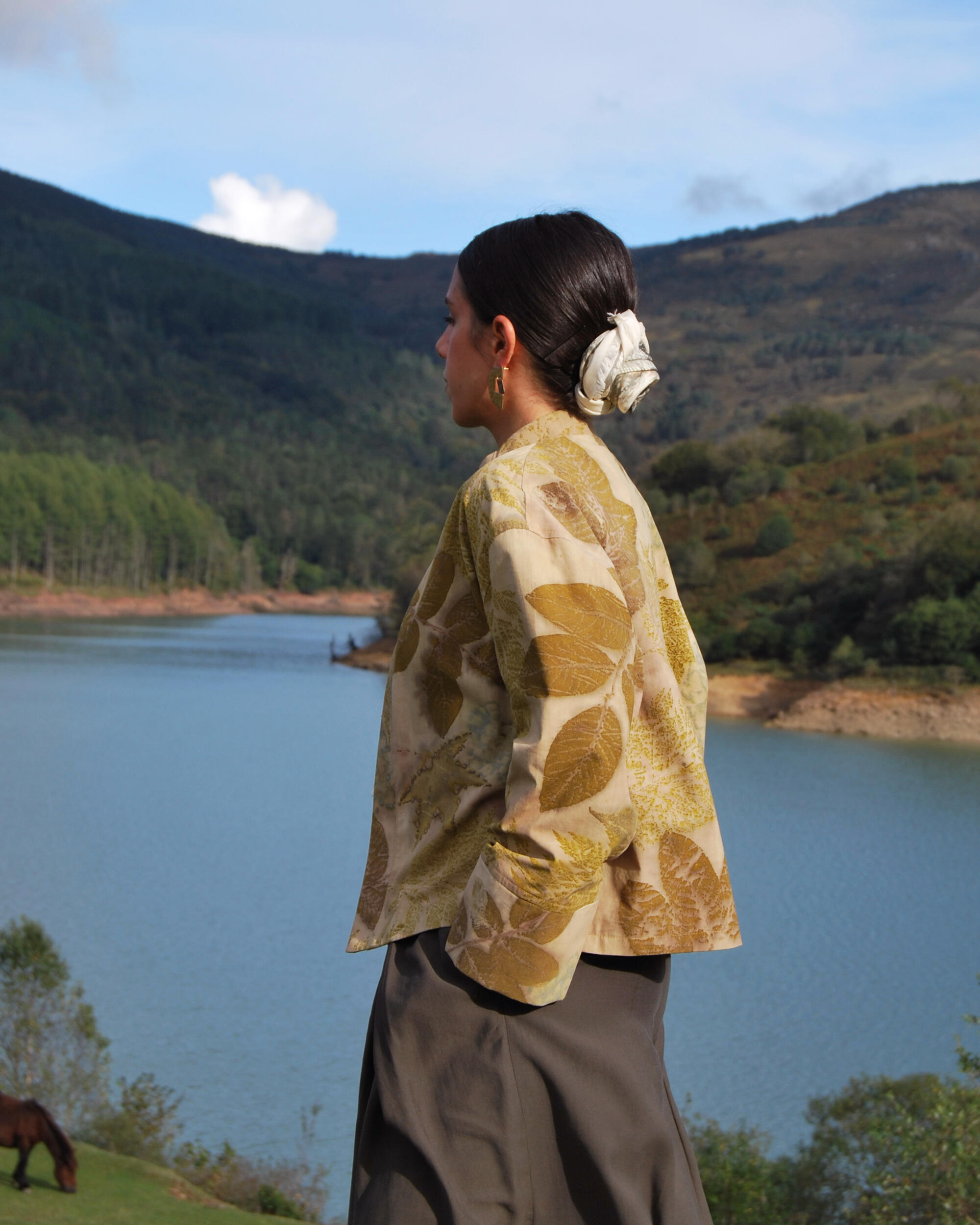 Bolso Gris Bolso gris con estampado floral.